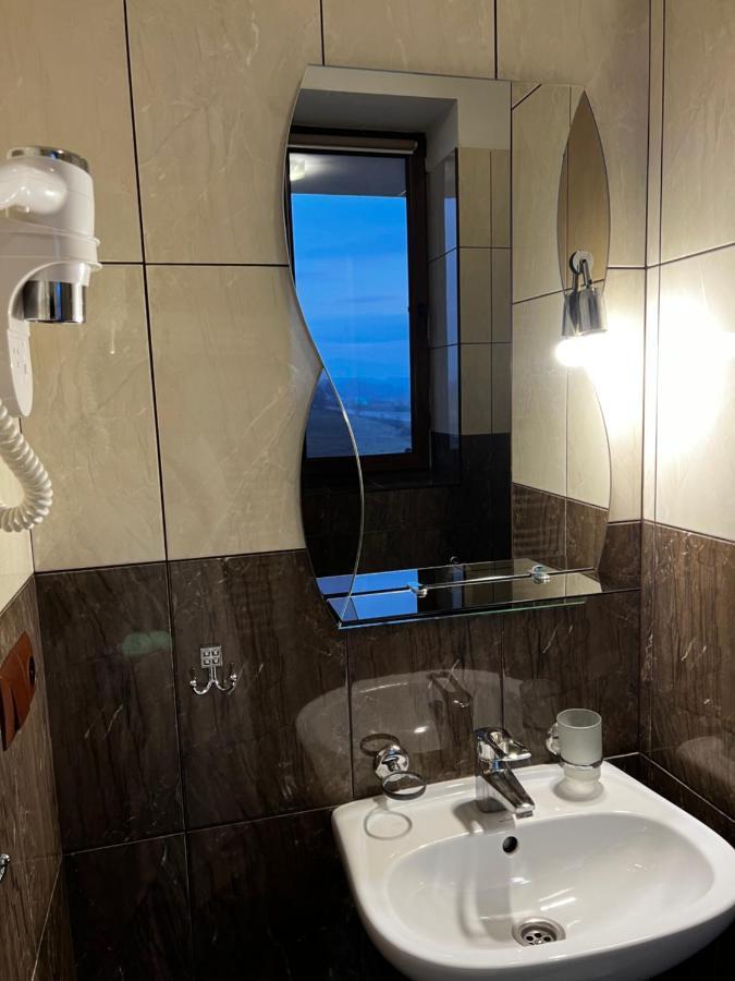 New Continent Hotel Bushtyno Eksteriør billede